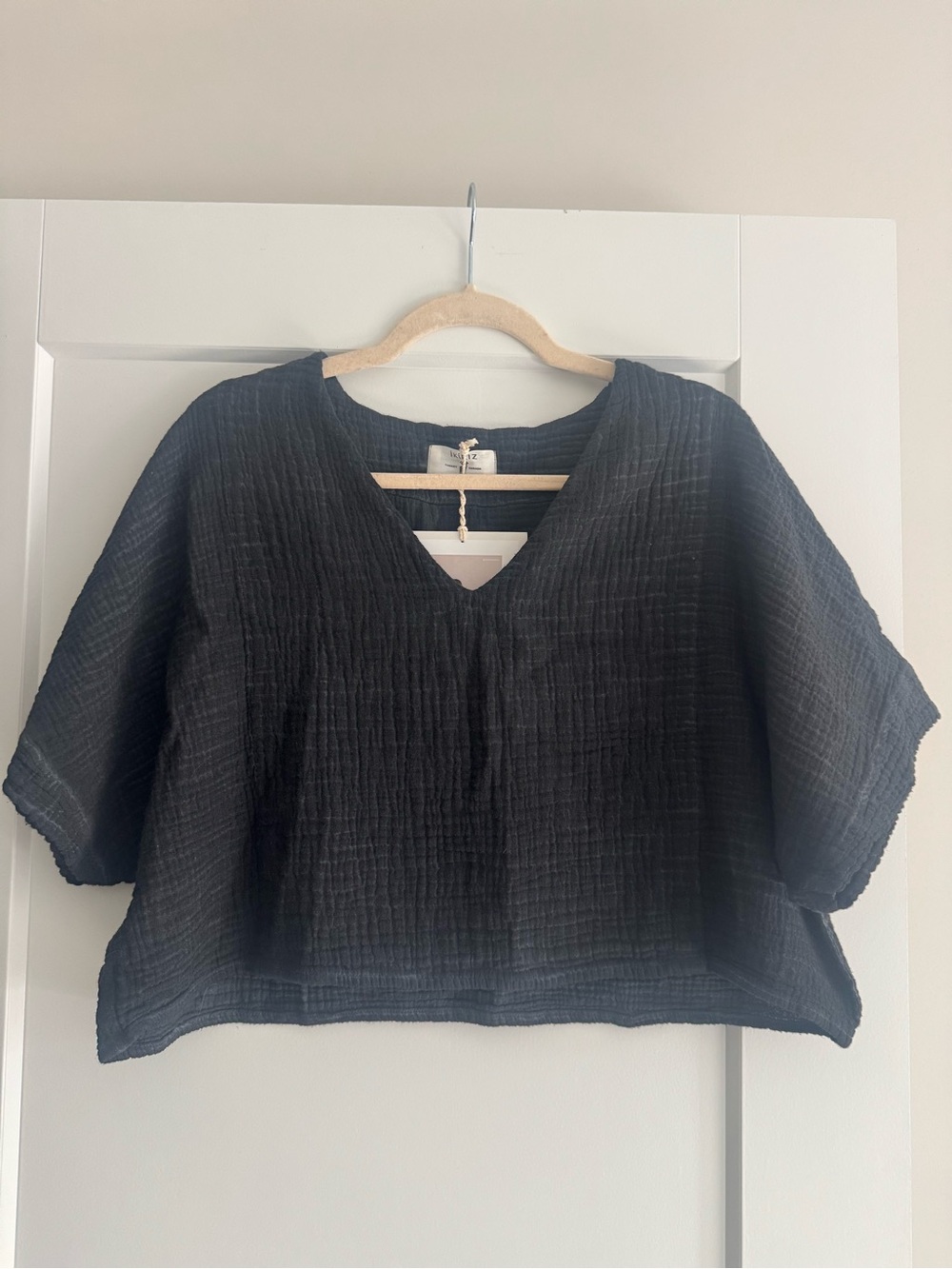 Pokoloko Relaxed V-Neck Boxy Gauze Top in Black